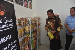 Bupati Sumedang Dony Ahmad Munir saat melihat produk UMKM asli Sumedang. Jum'at (14/3/2025) 

