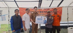 Wakil Bupati Sumedang, Fajar Aldila, di  saat menerima Bantuan bagi korban bencana banjir yang merendam 4 desa di Kecamatan Cimanggung, Selasa (18/3/2025).
