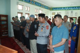 Polres Sukabumi menggelar salat gaib dan doa bersama untuk mendoakan tiga anggota polisi yang gugur dalam menjalankan tugas.
