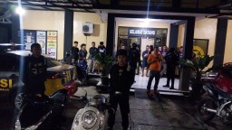 Tim Gabungan Polres Sumedang saat mengumpulkan para pelaku balapan liar di Polsek Situraja, Kabupaten Sumedang. Jum'at (28/3/2025). 
