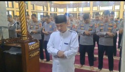 Anggota Polres Sumedang saat melaksanakan sholat ghaib di mesjid Al-hidayah. Selasa (18/3/2025) 

