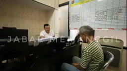 A (kaos belang-belang) seorang Paman tertunduk lesu setelah di tangkap Sat Reskrim Polresta Bogor Kota karena diduga melakukan aksi bejat mencabuli ke dua ponakannya. ( Jabar Memanggil/Y.Irawan) 