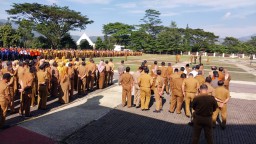 Bupati Sumedang Dony Ahmad Munir didampingi Wakil Bupati Fajar Aldila memimpin apel pasca libur hari raya Idul Fitri 1446 H di Lapangan Upacara Pusat Pemerintahan Sumedang, Selasa (8/4/2025).

