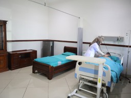 Salah seorang dokter di Rumah Sakit TK IV Guntur Garut Saat Memeriksa Pasien. Selasa (8/4/2025) 
