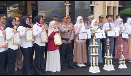 Kapolres Sumedang AKBP Joko Dwi Harsono saat berpoto bersama polwan dan siswa-siswi di halaman Mapolres Sumedang. Senin (21/4/2025) 

