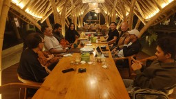 Sejumlah Pengurus Baru Apindo Garut Periode 2025-2030 Saat Rapat Internal di Kampung Muara Sunda Resto, Garut Kota. ( Jabar Memanggil/ Wildan) 