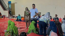 Jajaran Pengurus DPD PKS Sumedang, menyalurkan langsung bantuan sembako kepada korban longsor Cisalak, Sumedang. ( Jabar Memanggil/ ist) 