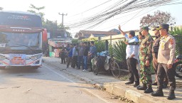Bupati Sumedang Dony Ahmad Munir beserta unsur Forkopimda melepas keberangkatan para perwakilan buruh Sumedang untuk memperingati Hari Buruh Internasional (May Day) di Jakarta. Kamis (1/4/2025). 
