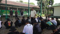 Bupati Sumedang Dony Ahmad Munir saat meninjau para siswa di Kodim 0610 Sumedang. Senin (12/5/2025)