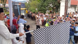 Bupati Sumedang Dony Ahmad Munir  saat melepas calon jamaah haji di halaman gedung negara Sumedang. Sabtu (3/5/2025) 
