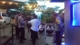 Warga kaget ada granat di rumah warga yang tidak berpenghuni. (Foto: Husni Nursyaf/Jabar Memanggil)