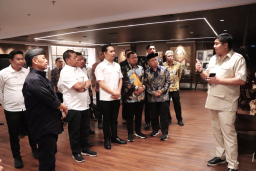 Sejumlah kepala daerah mengikuti rapat yang dilaksanakan di Kantor Kementerian Perumahan dan Kawasan Permukiman Jakarta, dipimpin langsung Menteri Perumahan dan Kawasan Permukiman (PKP) RI Maruarar Sirait (15/5/2025)
