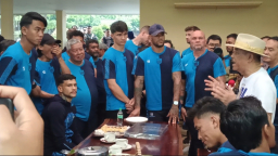 Manajer Persib H. Umuh Muchtar saat memberikan arahan kepada para pemain persib di kediamannya Dusun Ciluluk, Desa Margajaya, Kecamatan Tanjungsari, Kabupaten Sumedang. Jum'at (16/5/2025)