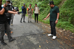 Bupati Sumedang Dony Ahmad Munir meninjau langsung ruas jalan Darmaraja-Cibugel, tepatnya perbataasan antara jalan Kecamatan Darmaraja dan Kecamatan Cibugel, Minggu (18/5/2025).