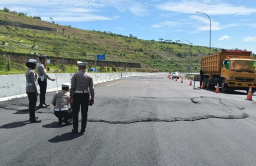 Anggota satlantas Polres Sumedang saat mengecek jalan tol Cisumdawu km 177. Jum'at (23/5/2025)