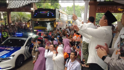 Bupati Sumedang Dony ahmad munir saat memberantkan calon jamaah haji di Pusat Pemerintahan Sumedang. Rabu (21/5/2025)