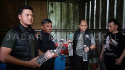 Satuan Reserse Narkoba gabungan Polresta Bogor Kota dan Polres Kabupaten Bogor, menggerebek pabrik minuman oplosan di Cilebut Timur, Kabupaten Bogor