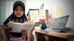 Zazkia Zahra, Siswi SMA Negeri 1 Leuwi Liang berhasil tembus beasiswa Garuda Ke Universitas Toronto, Kanada. ( Jabar Memanggil/Y.Irawan))