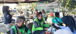 Memperingati Hari Ulang Tahun Bhayangkara ke-79, Polres Sumedang melalui Seksi Kedokteran dan Kesehatan (Sidokkes) menggelar kegiatan Bakti Kesehatan (Baktikes) dengan sasaran 350 pengemudi ojek online.