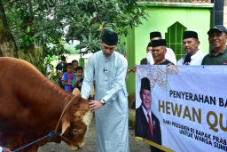 Presiden Prabowo Subianto memberikan bantuan satu ekor sapi kurban melalui DKM Mesjid Qurrota A'yun Yayasan Pendidikan Islam Choirunnisa, Dusun Darmawangi RT 01 RW 01.untuk Warga Dusun Darmawangi Desa Darmawangi Kecamatan Tomo, kabupaten Sumedang.Jumat (6