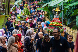 Ratusan warga desa Lembur Sawah Mulyoharjo arak dongfang berisi hasil bumi dan makanan olahan menuju situs Singa Manggala dalam tradisi sedekah bumi. (jabar memanggil/ist)