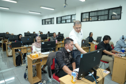 Rektor Unpad, Prof. Arief S. Kartasasmita, saat meninjau pengawas ujian SMUP 2025 di Unpad Kampus Jatinangor. (Jabar Memanggil/ist)