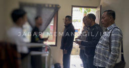 Bergaya Ala BNN, Dua pemuda berinisial H dan H, saat di ciduk Polisi Sektor Cileungsi di Kontrakannya. ( Jabar Memanggil/ist)