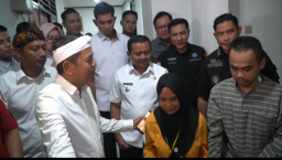 Gubernur Jawa Barat Dedi Mulyadi saat menjemput Usep Ruhimat, yang merupakan pembeli motor curian yang dibebaskan Kejaksaan Negeri (Kejari) Kabupaten Sumedang melalui Restorative Justice (RJ), Rabu (2/7/25).