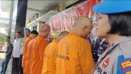 Lima orang pria yang mengaku wartawan diringkus Jajaran Satuan Reserse Kriminal (Satreskrim) Polres Sumedang karena telah memeras Kepala Desa  Ciuyah, Kecamatan Cisarua, Kabupaten Sumedang.