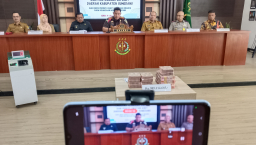 Kejari Sumedang, Adi Purnama saat press release di Aula Kejari Sumedang, Senin, (14/7/2025).