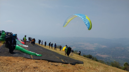 Atlet paragliding saat menjajal venue di batu dua sumedang.