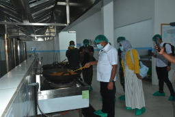 Bupati Sumedang, Dony Ahmad Munir memasak diperesmian  SPPG  di Desa Pamulihan Kecamatan Pamulihan, Rabu (30/7/2025). (Foto humas pemkab Sumedang)