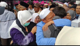 Jamaah haji asal Sumedang yang tergabung kloter 17 tiba di Sumedang. Selasa (1/7/2025). (Jabar Memanggil/ Husni)
