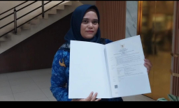 Nita Elia Kardiani (35) setelah 10 tahun menjadi honorer kini diangkat menjadi P3K. Selasa (1/7/2025). (Jabar Memanggil/Husni)
