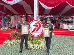 Dua anggota Polres Sumedang saat diberi penghargaan oleh Kapolda Jabar Kapolda Jabar Irjen Pol. Rudi Setiawan. Selasa (1/7/2025). (Jabar Memanggil/Husni)