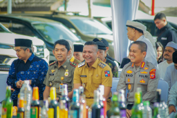 Kapolresta Bogor, Kombes Pol Eko Prasetyo, bersama Wakil Wali kota Bogor Kenal Muttaqin dan unsur Forkopimda Kota Bogor, dalam acara pemusnahan barang bukti miras di Mako Polresta Bogor Kota, Selasa (08/07/2025) . ( jabar memanggil/ist)