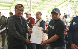 Bupati Sukabumi, Asep Japar, beri penghargaan kepada IJTI Sukabumi.  (Jabar Memanggil/P.Haeruman)
