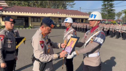 Dansat Brimob Polda Jabar Kombes Pol Donyar Kusumadji, saat melakukan Pemberhentian Tidak Dengan Hormat (PTDH) terhadap anggota yang bertugas di Satuan Brigade Mobil (Satbrimob) Polda Jabar.