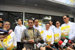 Mentan Amran saat peluncuran Gerakan Pangan Murah Beras SPHP di Kantor Pos Fatmawati, Jakarta Selatan, Jumat (18/7/2025). (Jabar Memanggil/ist)