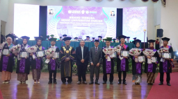 Rasa bangga menyelimuti Hotel Braja Mustika saat Universitas Pakuan (Unpak) menggelar Wisuda Doktor, Magister, Sarjana, dan Ahli Madya Gelombang II Tahun Akademik 2024/2025 pada Rabu, 23 Juli 2025.( Jabar Memanggil/ist)