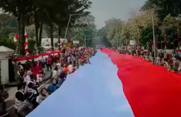 Suasana Kirab Bendera Merah Putih sepanjang 200 meter pada HUT ke 79 RI, tahun 2024 di Kota Bogor. ( Jabar Memanggil/ ist)