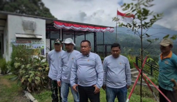 Ketua Gerakan Cinta Prabowo, H. Kurniawan, menanam ratusan pohon di Puncak Ajip dan mengajak warga menjaga lingkungan dengan memilah sampah. (Jabar Memanggil/ist) .
