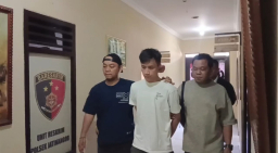 Pelaku penipuan saat dibawa oleh unit rerskrim polsek Jatinangor. Senin (4/8/2025).