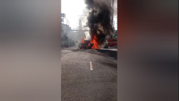 Tangkapan layar Sebuah angkot jurusan Goalpara hangus terbakar di Jalan Raya Sukaraja, Kabupaten Sukabumi, Kamis (7/8/2025) siang. (Apit Khoiruman)