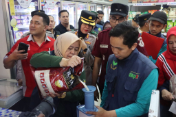 Kapolres Sukabumi Kota Akbp Rita Suwadi bersama Wakil Walikota Sukabumi Bobby Maulana Sidak Bahan Pokok Penting (bapokting) di Sejumlah Pasar Tradisional dan Pasar Modern Sukabumi. (Apit khoeruman)