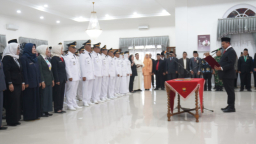 Bupati Sumedang Dony Ahmad Munir saat melantik 118 orang Pejabat Administrator (Eselon III) di lingkungan Pemerintah Daerah Kabupaten Sumedang, bertempat di Gedung Negara pada Jum'at (8/8/2025). (Foto humas pemkab sumedang)