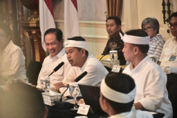 Gubernur Jawa Barat, Dedi Mulyadi saat memberikan arahan pada Rapat Koordinasi Penanganan Sampah Terintegrasi di Pendopo Gedung Cianjur, Sabtu (9/8/2025).