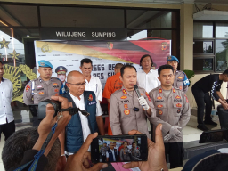 Satuan Reserse Kriminal (Satreskrim) Polres Sumedang, membekuk AS alias Fikrian (40), pelaku pencurian dengan kekerasan (Curas) yang beraksi di wilayah Kabupaten Sumedang, Jawa Barat.