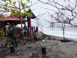 sejumlah gazebo dan bangunan fondasi penahan ombak milik warga yang menjual dipantai tersebut mengalami rusak.