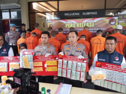 Satuan Reserse (Satres) Narkoba Polres Sumedang berhasil membekuk 19 orang tersangka dalam 13 kasus penyalahgunaan narkotika dan obat-obatan terlarang selama periode Juni hingga Agustus 2025.